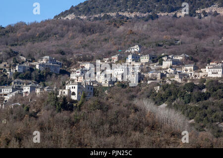 Panoramablick auf das Dorf Vitsa, Zagori, Epirus, GRIECHENLAND Stockfoto