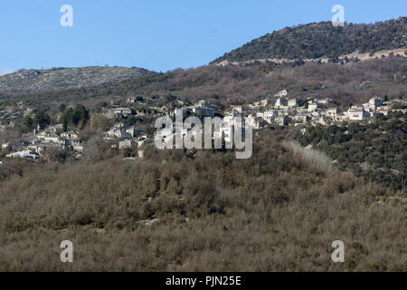 Panoramablick auf das Dorf Vitsa, Zagori, Epirus, GRIECHENLAND Stockfoto