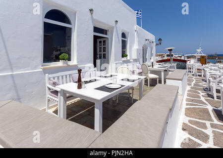 PAROS, Griechenland - Mai 3, 2013: alte weiße Haus und Bucht in Naoussa, Paros, Kykladen, Griechenland Stockfoto