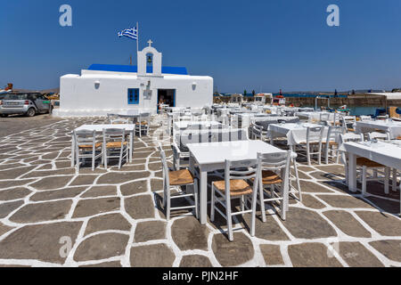 PAROS, Griechenland - Mai 3, 2013: alte weiße Haus und Bucht in Naoussa, Paros, Kykladen, Griechenland Stockfoto