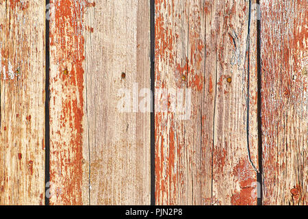 Alte Holz- Hintergrund der vertikalen Bretter mit Peeling rote Farbe Stockfoto