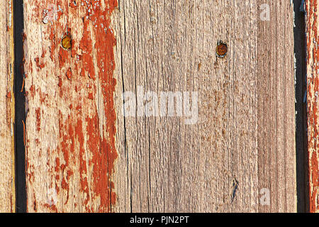 Alte Holz- Hintergrund der vertikalen Bretter mit Peeling rote Farbe Stockfoto
