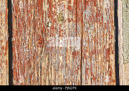 Alte Holz- Hintergrund der vertikalen Bretter mit Peeling rote Farbe Stockfoto