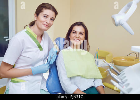Portrait von Frau und Zahnarzt in der Zahnarztpraxis. Stockfoto