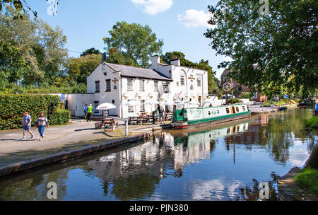 Blick auf ein Schmalboot auf dem Shropshire Union Kanal vor dem Shroppie Fly Pub im Dorf von Audlem England in der Stadt Stockfoto