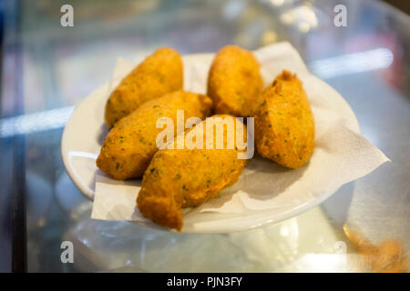 Salzkabeljaustückchen auch als Pastéis de Bacalhau in Lissabon, Portugal, bekannt Stockfoto