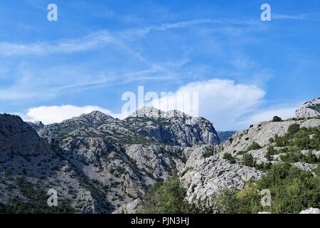 Herrliche Höhenlage auf die Berge im Nationalpark Paklenica, Kroatien. Stockfoto