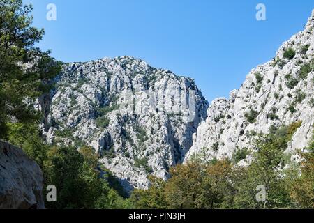 Herrliche Höhenlage auf die Berge im Nationalpark Paklenica, Kroatien. Stockfoto