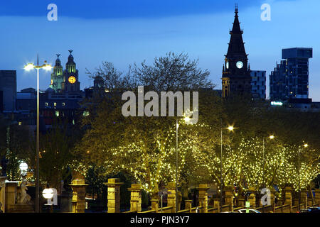 William Brown Street und St. John's Gardens, mit der Leber und dem städtischen Gebäuden Clock Towers, in der Ferne. Im Mai 2018 übernommen. Stockfoto