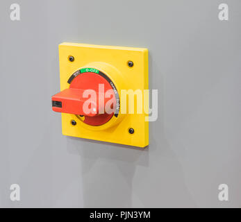 Schließen Sie die rote Schaltfläche swich hohe Spannung; Stockfoto