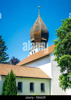 Ein Blick auf die kleine Dorfkirche in Weßling, Bayern, ein Blick in die kleine Dorfkirche in Weßling, Bayern Stockfoto