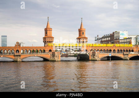 Ein Bild der Roten Brücke in Berlin, Deutschland, ein Bild der Roten Brücke, Berlin, Deutschland Stockfoto