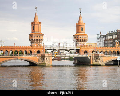 Ein Bild der Roten Brücke in Berlin, Deutschland, ein Bild der Roten Brücke, Berlin, Deutschland Stockfoto