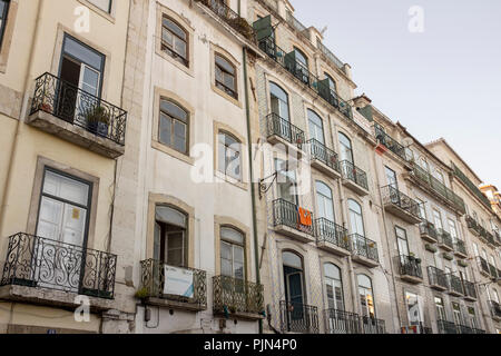 Die Fassade der alten Wohnung Gebäude in Lissabon, Portugal, mit schmiedeeisernen Balkonen und im traditionellen Azulejo Kacheln dekoriert. Stockfoto