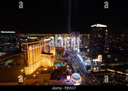 Las Vegas, NV/ USA 09032018: Die Leiste Weitwinkel Aussicht von der Spitze des Eiffelturmes, mit mehreren Hotels in der Schuss und die Lichter der Nacht Stockfoto