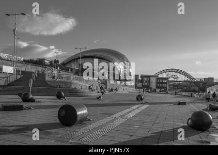 Newcastle, England - Juli 29, 2018: die Menschen flanieren durch Newcastle Gateshead Kai mit Konzerthalle Sage Gateshead und Tyne Bridge in der backgrou Stockfoto