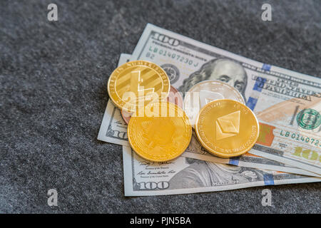 Crypto Währung. Münzen Bitcoin (BTC) und des Astraleums (ETH), auf dem Hintergrund der Banknoten hundert Dollar. Blockchain. intarnational Währung. Top anzeigen. E-c Stockfoto