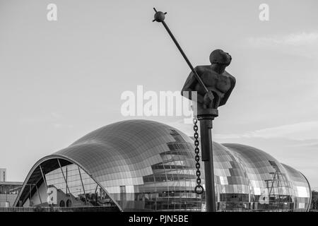 Newcastle, England - August 2, 2018: Moderne Skulptur vor der Konzerthalle Sage Gateshead in Schwarz und Weiß. Stockfoto