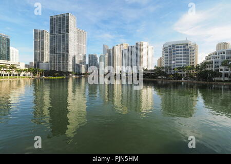 Die Gebäude der Stadt von Miami und Brickell Key und deren Reflexionen in der ruhigen Wasser der Biscayne Bay, von der Brücke auf Brickell Key gesehen. Stockfoto