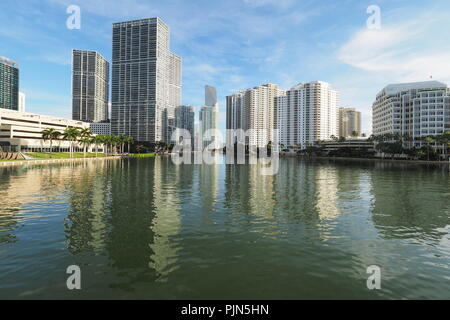 Die Gebäude der Stadt von Miami und Brickell Key und deren Reflexionen in der ruhigen Wasser der Biscayne Bay, von der Brücke auf Brickell Key gesehen. Stockfoto