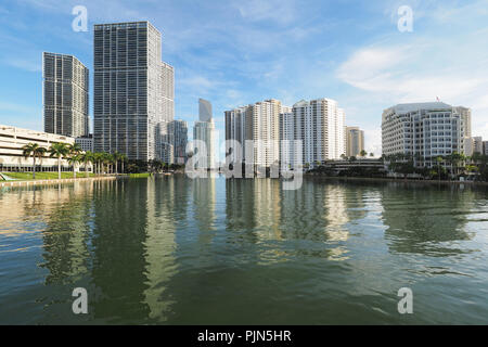 Die Gebäude der Stadt von Miami und Brickell Key und deren Reflexionen in der ruhigen Wasser der Biscayne Bay, von der Brücke auf Brickell Key gesehen. Stockfoto