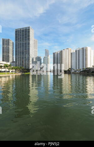 Die Gebäude der Stadt von Miami und Brickell Key und deren Reflexionen in der ruhigen Wasser der Biscayne Bay, von der Brücke auf Brickell Key gesehen. Stockfoto