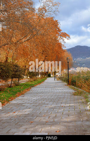 Weg am Ufer des Sees Kastoria, Orestiada im Herbst Stockfoto