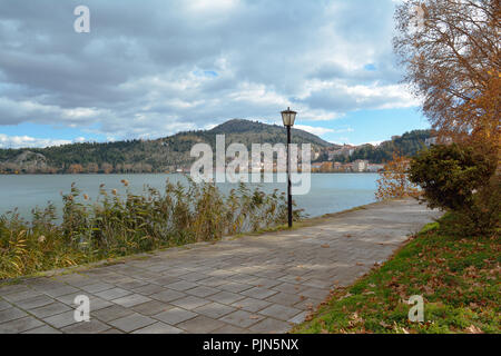 Weg am Ufer des Sees Kastoria, Orestiada im Herbst Stockfoto