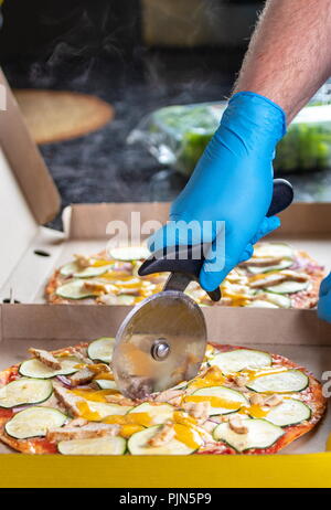 Vegetarische Pizza mit Rotary in der Verpackung geschnitten vom Küchenchef Stockfoto