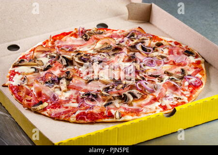 Pizza Prosciutto Crudo vorbereitet und in Verpackungen aus Pappe, Stockfoto