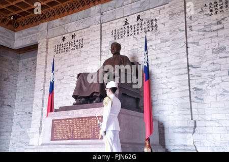 31. März 2018. Taipei, Taiwan. Eine Taiwanesische mann Wache im Inneren der Chiang Kai-Shek Memorial Hall in der Stadt Taipei, Taiwan. Stockfoto