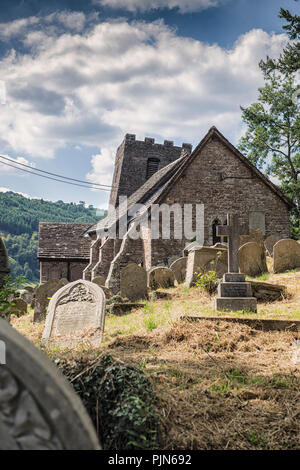 Die Kirche von St. Martin, Cwmyoy, Monmouthshire, Wales, berühmt für seine Extremen neigen, die durch einen Erdrutsch verursacht wurde Stockfoto