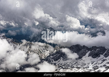 Panoramablick auf die Bayerischen Alpen von der Zugspitze, dem höchsten Berg im Land und die Heimat von drei Gletschern und Deutschlands höchsten Skigebiet. Stockfoto