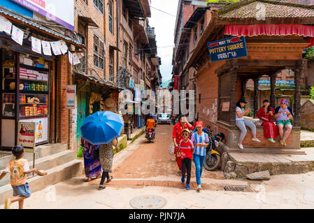 Bhaktapur, Nepal - Juli 16, 2018: Traditionelle Architektur in Bhatktapur Stadt, berühmt für die am Besten erhaltene Palast Innenhöfe und Altstadt Stockfoto