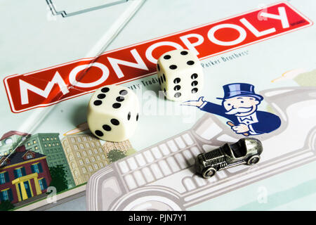 Monopoly Brettspiel schließen oben mit der Box, Board und Würfel. Die klassische Immobilien Handel Spiel von Parker Brothers Stockfoto