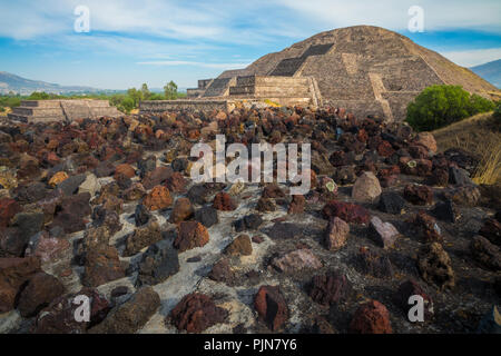 Die Pyramide des Mondes ist die zweite größte Pyramide im heutigen San Juan Teotihuacán, Mexiko, nach der Pyramide der Sonne. Stockfoto