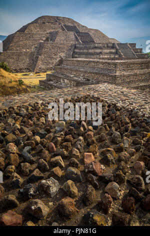 Die Pyramide des Mondes ist die zweite größte Pyramide im heutigen San Juan Teotihuacán, Mexiko, nach der Pyramide der Sonne. Stockfoto