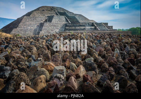 Die Pyramide des Mondes ist die zweite größte Pyramide im heutigen San Juan Teotihuacán, Mexiko, nach der Pyramide der Sonne. Stockfoto