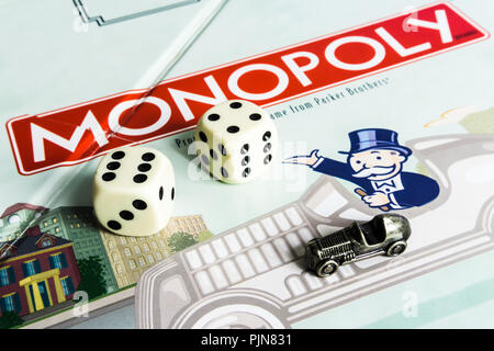 Monopoly Brettspiel schließen oben mit der Box, Board und Würfel. Die klassische Immobilien Handel Spiel von Parker Brothers Stockfoto