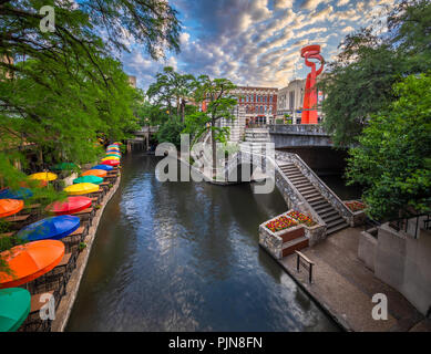 Der San Antonio River Walk (auch bekannt als "Paseo del Río) ist ein Netz von Wanderwegen entlang der Ufer der San Antonio River. Stockfoto