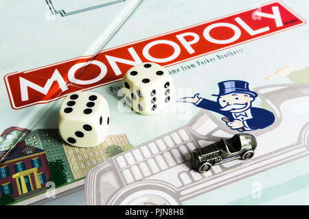 Monopoly Brettspiel schließen oben mit der Box, Board und Würfel. Die klassische Immobilien Handel Spiel von Parker Brothers Stockfoto