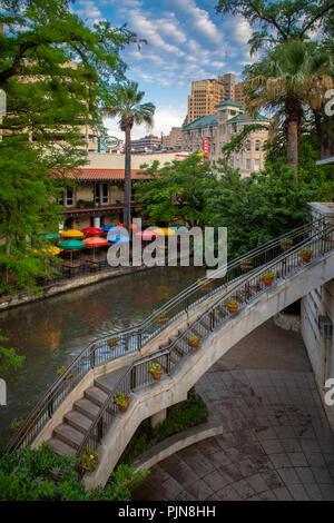 Der San Antonio River Walk (auch bekannt als "Paseo del Río) ist ein Netz von Wanderwegen entlang der Ufer der San Antonio River. Stockfoto