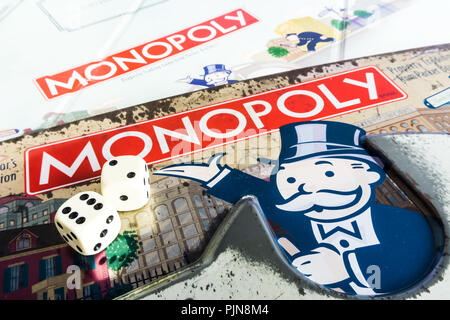 Monopoly Brettspiel schließen oben mit der Box, Board und Würfel. Die klassische Immobilien Handel Spiel von Parker Brothers Stockfoto