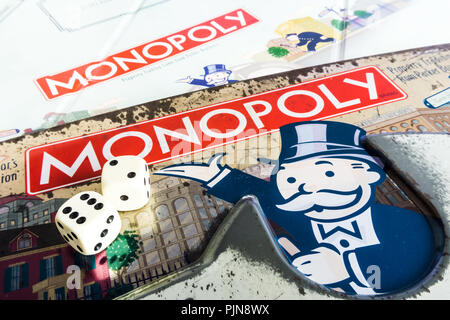 Monopoly Brettspiel schließen oben mit der Box, Board und Würfel. Die klassische Immobilien Handel Spiel von Parker Brothers Stockfoto