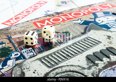 Monopoly Brettspiel schließen oben mit der Box, Board und Würfel. Die klassische Immobilien Handel Spiel von Parker Brothers Stockfoto