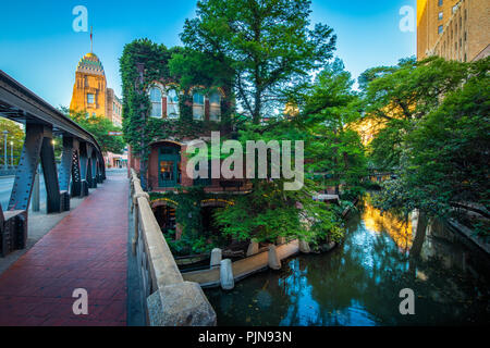 Der San Antonio River Walk (auch bekannt als "Paseo del Río) ist ein Netz von Wanderwegen entlang der Ufer der San Antonio River. Stockfoto