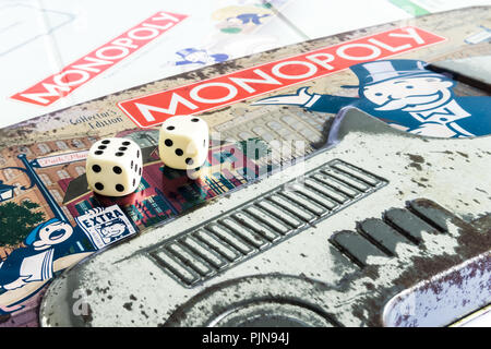 Monopoly Brettspiel schließen oben mit der Box, Board und Würfel. Die klassische Immobilien Handel Spiel von Parker Brothers Stockfoto