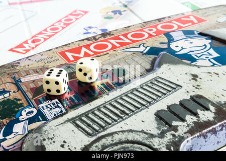 Monopoly Brettspiel schließen oben mit der Box, Board und Würfel. Die klassische Immobilien Handel Spiel von Parker Brothers Stockfoto