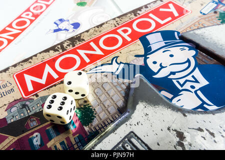 Monopoly Brettspiel schließen oben mit der Box, Board und Würfel. Die klassische Immobilien Handel Spiel von Parker Brothers Stockfoto