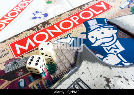 Monopoly Brettspiel schließen oben mit der Box, Board und Würfel. Die klassische Immobilien Handel Spiel von Parker Brothers Stockfoto